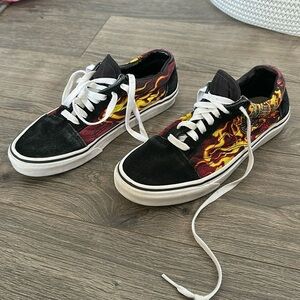 Vans with flame design men’s size 6, women’s size 7.5